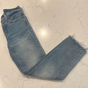 Levi’s wedgie size 24